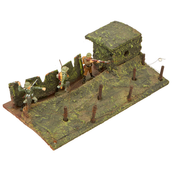 Original German WWII Haußer - Elastolin Modular Wooden Trench Section with (4) 70mm Composition Soldiers Original Items