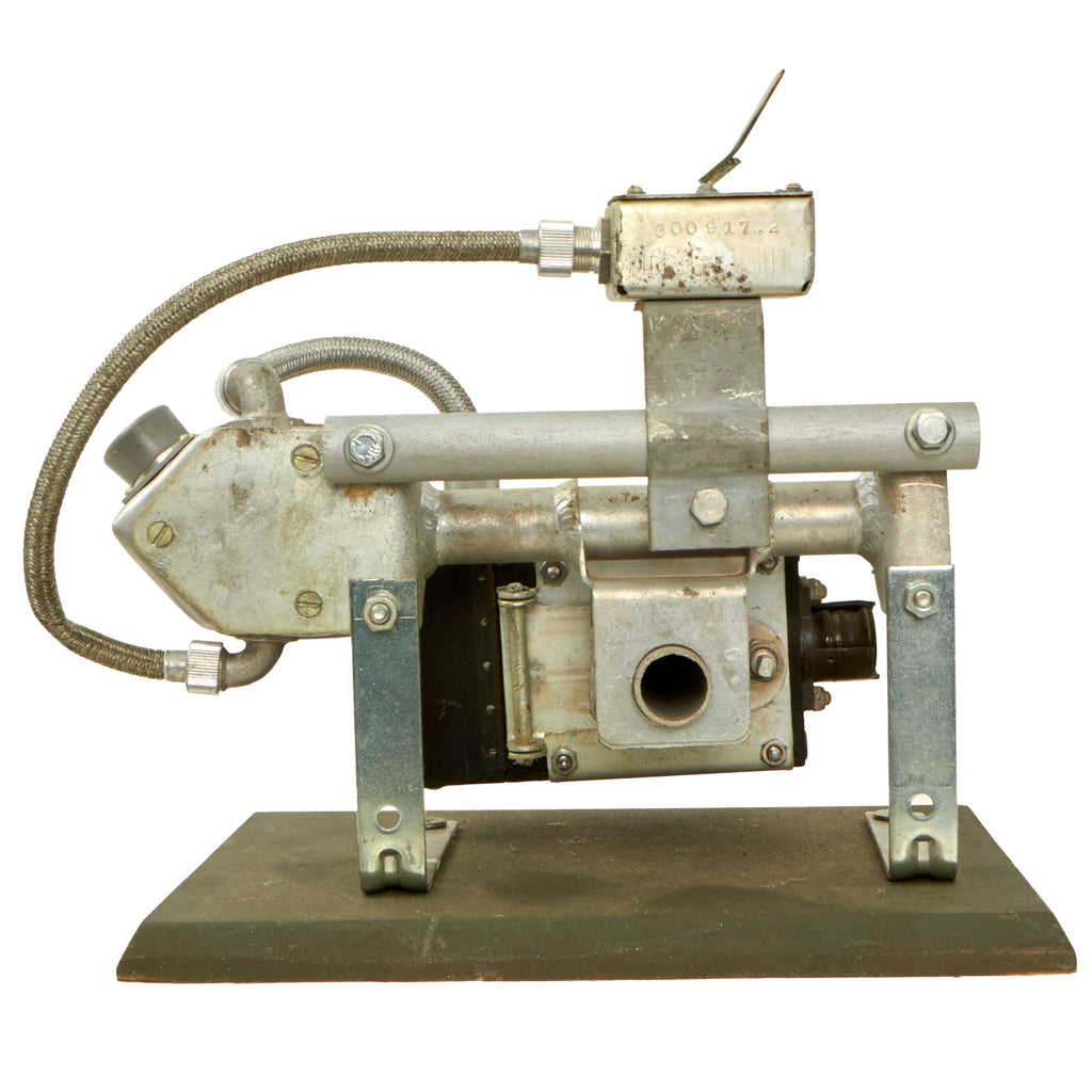 Original U.S. WWII Navy Type N-6 Gun Camera & Camera Mount G.S.A.P. Mark 6 on Display Base Original Items