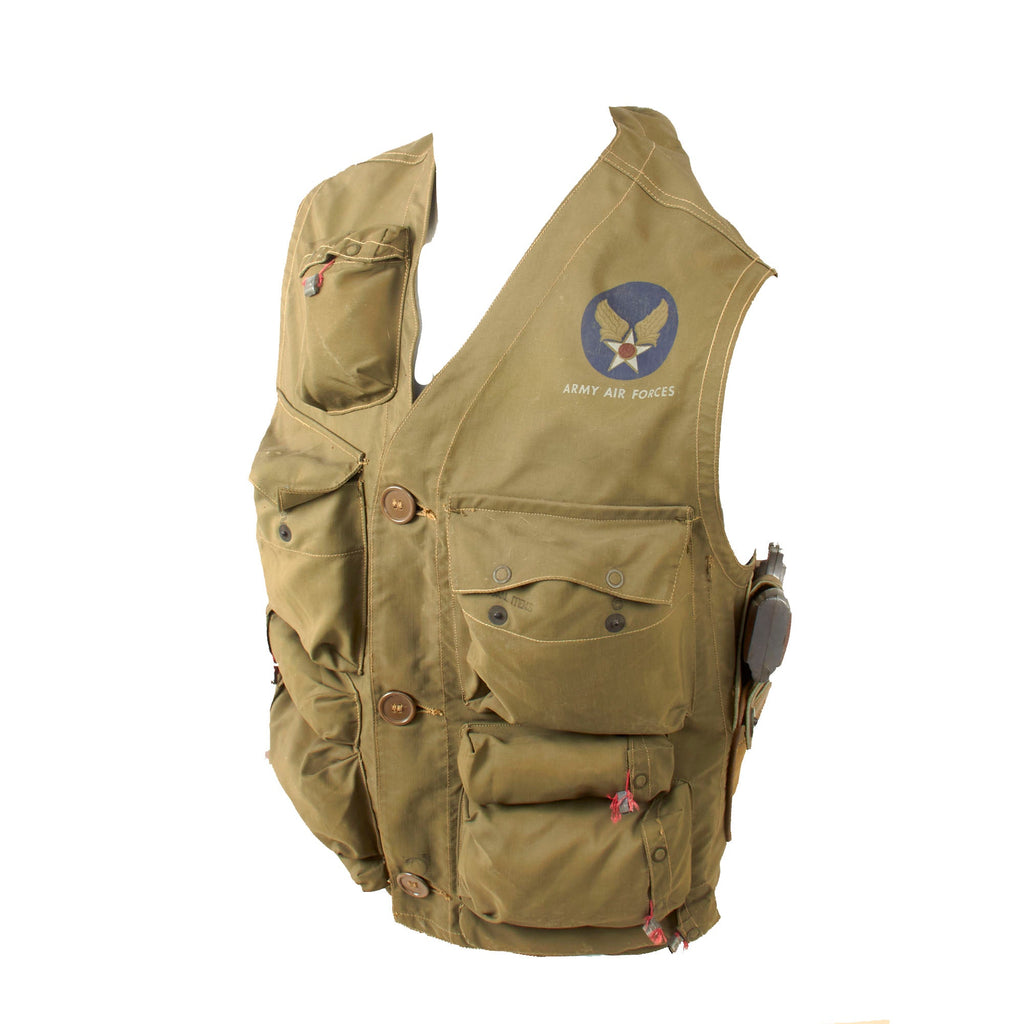 Original U.S. WWII USAAF Pilot Type C-1 Emergency Sustenance Vest Stuffed for Display with Display Plastic M1911 Original Items
