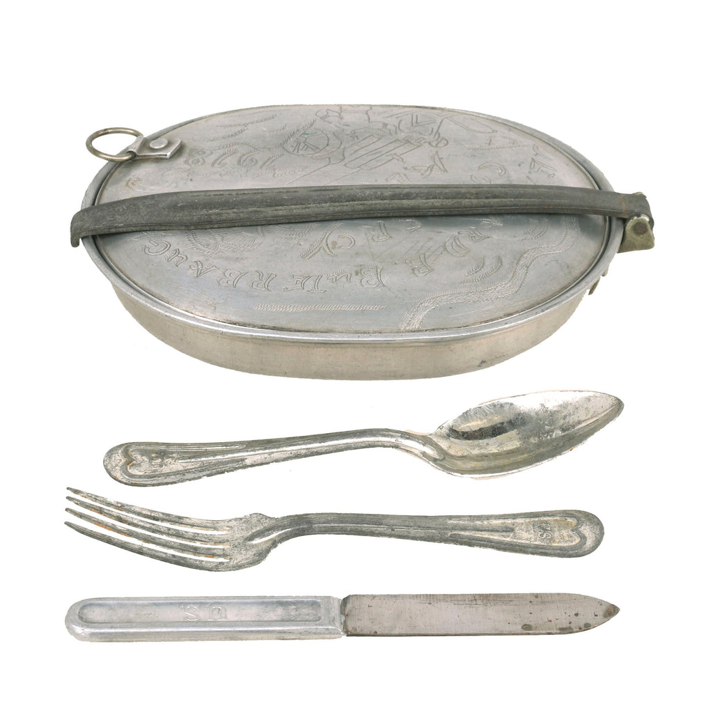 Original U.S. WWI Named Trench Art Engraved M1910 Mess Kit Depicting Soldiers Firing Artillery - Utensils Original Items