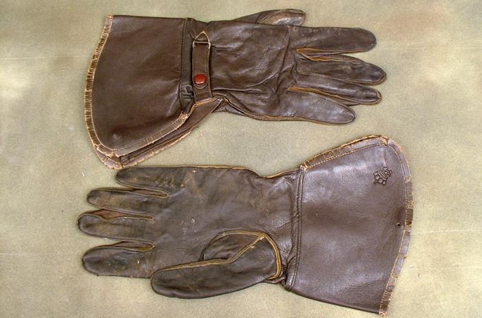 Allied Issue Brown Leather Gauntlet Set: WWII Dated Original Items