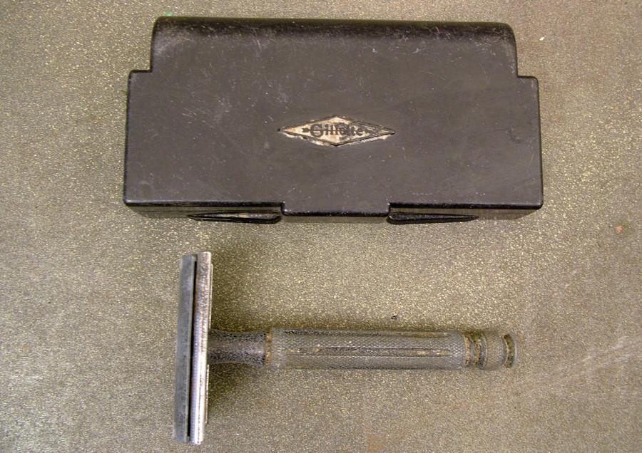 U.S. WWII Shaving Safety Razor w/ Bakelite Case ?Gillette?: Un-Issued ...