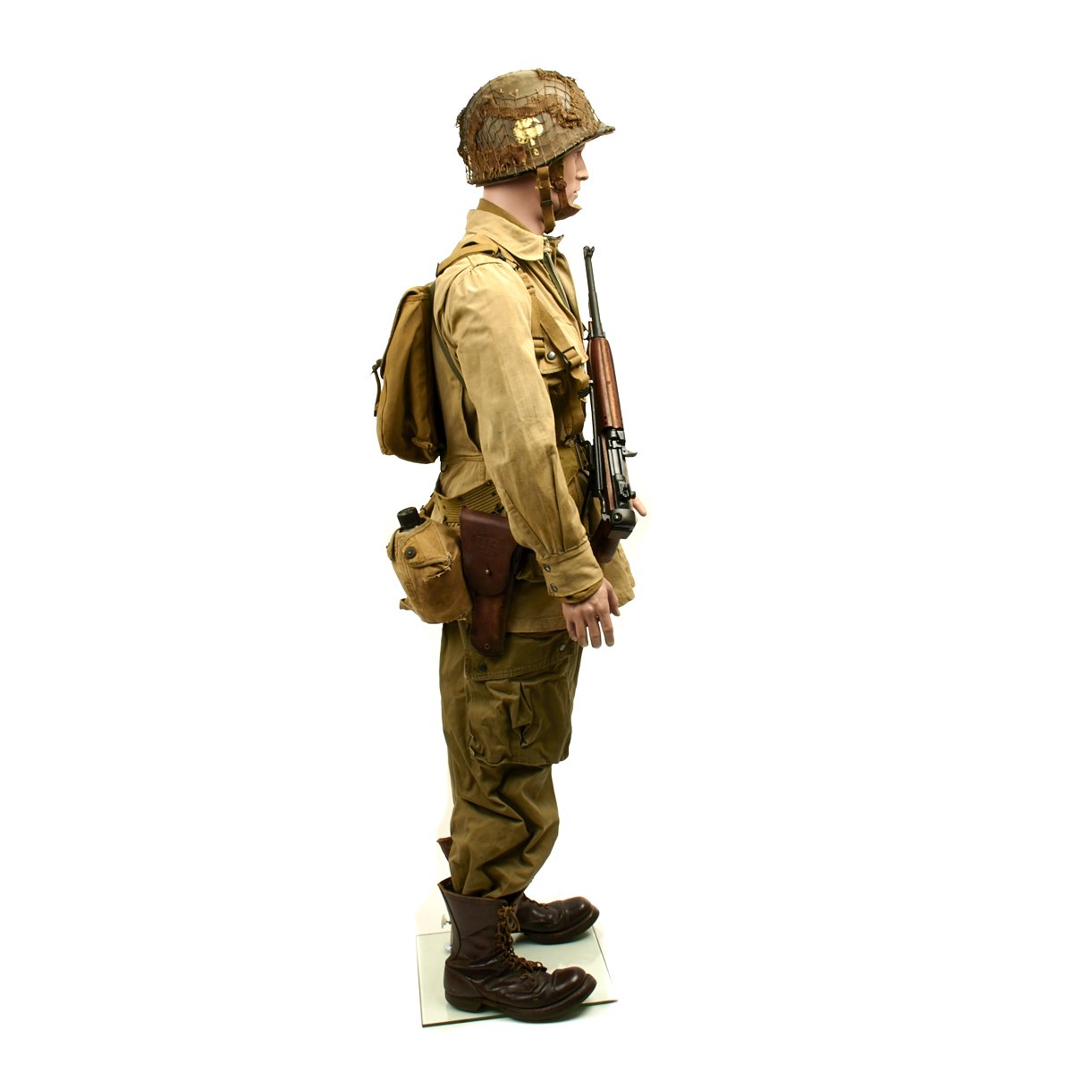 File:US WW2 Airborne paratroopers (mannequins) uniforms, helmets,  parachutes, etc. Sainte-Mère-Église Airborne Museum August 2019 -  48697971123.jpg - Wikimedia Commons